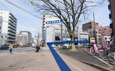 写真：2.横浜信用金庫の交差点を渡り、右に曲がります。
